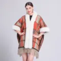 Detailansicht des Damen-Plaid-Ponchos mit weißem Kunstfellkragen und Fransen - Orange Kariert