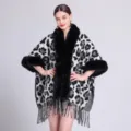 Stilvoller Poncho mit Leopardenmuster, Kunstfellkragen und eleganten Fransen am Saum - 150CMx110CM / Großer Leopard Schwarz
