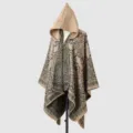 Vista completa del poncho étnico vintage con capucha y patrones de cachemira en maniquí - Camel / 135*150CM
