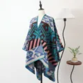 Poncho-sjaal met etnisch geometrisch breipatroon in blauw en groenblauw - Sjaal met split - Marokkaans licht - Blauw & roze