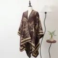 Herfst winter warme gebreide poncho met klassiek landschapspatroon bruin - Oosterse inkt sjaal met split - koffie