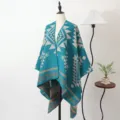 Bohemian teal gebreide sjaal poncho met geometrische patronen voor herfst en winter warmte - Trendy geometrische sjaal met split - Blauw