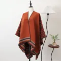 Fel Oranje Gebreide Sjaal van Imitatiekasjmier met Luipaardprint en Gestreepte Zoom - Moderne sjaal met split en luipaardprint oranje