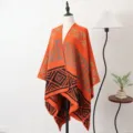 Oranje oversized poncho van imitatiekasjmier met geometrisch ruitpatroon - Gespleten sjaals met geometrisch doolhofpatroon - Oranje
