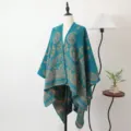 Eleganter Retro-Strickponcho für Damen mit Paisley-Jacquardmuster in Pfauenblau und Tan - 135x150cm / Schlitzschal Tintenrhythmus-Paisley in Pfauenblau