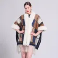 Eleganter gestrickter Karo-Poncho-Schal mit Kunstfellkragen und Fransen-Details. - Marineblau Geometrisch