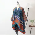 Warme dames poncho sjaal met bohemien etnisch geometrisch patroon en split aan de voorkant - Sjaal met split - Marokkaans licht - Groen, oranje & blauw