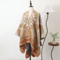 Boheemse geometrische gebreide poncho-sjaal in warm camelbruin met etnische patronen - Trendy geometrische sjaal met split - Camel