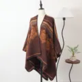 Vintage jacquard gebreide poncho cape in bruin voor herfst- en winterreizen buiten - Koffiebruine sjaal met split en gouden lotus