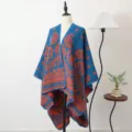 Eleganter retro blauer Paisley Jacquard Strickschal Poncho für Damen Winterreise Wärme - 135x150cm / Schlitzschal Tintenrhythmus-Paisley in Blau & Orange