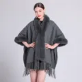 Detailansicht eines grauen Kunstpelzkragens und Fransensaums an einem warmen Winter-Poncho - 150CMx110CM / Einfarbig Grau