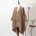 Warme bruine gebreide poncho met vintage jacquardpatroon voor de winter - Oosterse inkt sjaal met split - camel