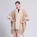 Eleganter beiger Winterponcho mit weichem Kunstfellkragen und modischen Fransendetails - 150CMx110CM / Einfarbig Beige
