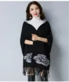 Schwarzer Strickschal mit grauem Pfingstrosenmuster und Fransen für Herbst und Winter - Schwarz und Grau