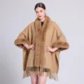 Elegantes kamelfarbenes Poncho-Detail mit Kunstkaninchenfellbesatz und langen Fransen - 150CMx110CM / Einfarbig Khaki