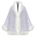 Detailansicht eines eleganten weißen Pailletten-Capes mit weichem Kunstpelzbesatz - 172cm / Weiß