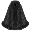 Detailansicht eines eleganten schwarzen Pailletten-Capes mit plüschigem Kunstfellbesatz - 172cm / Schwarz
