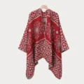 Detailansicht eines roten Retro-Jacquard-Strick-Ponchos mit geometrischen Mustern - Rot