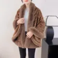 Detailansicht eines eleganten braunen Kunstpelz-Pailletten-Capes für den Winterabend - Khaki