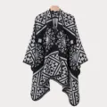 Detailansicht eines Retro-Ethno-Jacquard-Strickponchos für Herren in Schwarz-Weiß - Weiß