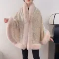 Detailaufnahme des glitzernden Pailletten-Capes mit elegantem Kunstpelzbesatz - Beige