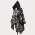 Herren-Strickponcho mit Kapuze und geometrischen Stammesmustern auf weißem Hintergrund - Morgenmantel / 135*150CM / Schwarz Beige