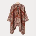 Detailansicht eines klassischen Ponchos mit geometrischem Jacquard-Muster und Schlitz - Karamellbraun