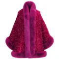 Nahaufnahme des eleganten magentafarbenen Paillettenschals mit dickem Kunstpelzkragen und Saum - 172cm / Fuchsia
