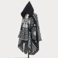 Herren-Strickponcho mit Kapuze im Ethno-Stil und geometrischen Mustern in Schwarz-Grau - Morgenmantel / 135*150CM / Schwarz Weiß