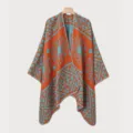 Detailansicht des kunstvollen Jacquard-Musters auf einem Herrenumhang im Retro-Stil - Orange