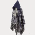 Detailansicht eines dunkelblauen Herren-Strickponchos mit Kapuze und Ethno-Mustern - Morgenmantel / 135*150CM / Marineblau