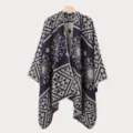 Detaillierte Ansicht des klassischen Herren Winter Jacquard Strickponchos mit Muster - Marineblau