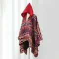Detailansicht eines Kapuzen-Strickponchos mit böhmischem Ethno-Print und roter Kapuze - Cape-Stil / Rotkamel