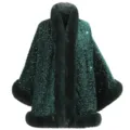 Detailansicht eines dunkelgrünen Pailletten-Capes mit flauschigem Kunstpelz-Besatz - 172cm / Dunkelgrün