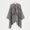 Vollansicht der Strick-Poncho für Herren mit grauem geometrischem Jacquard-Muster - Grau