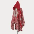 Roter Herren-Strickponcho mit Kapuze und tribal-geometrischem Muster Detailansicht - Morgenmantel / 135*150CM / Rot