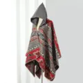 Detail eines böhmischen Kapuzen-Strickponchos mit rot-grauem Muster und genähten Kanten - Cape-Stil / Grau