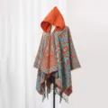 Herren Kapuzen-Strickponcho mit orange-türkisen Ethno-Mustern und schwarzen Fransen. - Orange