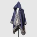 Detailopname van blauwe gebreide poncho met capuchon en elegant Grieks sleutelpatroon - Ochtendjas / 135*150CM / Marineblauw