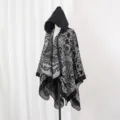 Detailansicht eines Strickponchos mit Kapuze und grau-schwarzem floralem Paisley-Muster - 135*150CM / Schwarz