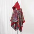 Detailansicht eines roten, gestrickten Kapuzenponchos mit aufwendigen Paisley-Blumenmustern - 135*150CM / Rot