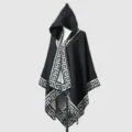 Detail van een gebreide poncho met capuchon en zwarte Griekse sleutelrand langs de zoom. - Ochtendjas / 135*150CM / Zwart