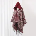 Böhmischer Herren Kapuzen-Strickponcho mit Ethno-Muster und eleganten Fransen - Burgunderrot
