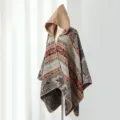 Detailansicht eines böhmischen Kapuzenstrickponchos im Ethno-Stil - Cape-Stil / Kamelgrau