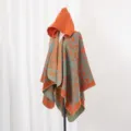 Nahaufnahme des orange-türkisen, gestrickten Kapuzenponchos mit Paisley-Muster - 135*150CM / Orange