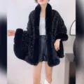 Elegantes schwarzes Pailletten-Cape mit Kunstpelzbesatz, ideal für Herbst und Winter - Schwarz