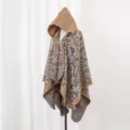 Detailansicht des Paisley-Blumenmusters an einem gestrickten Poncho mit Kapuze - 135*150CM / Camel