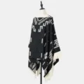 Eleganter schwarz-weißer Strickponcho mit geometrischen Mustern und Fransenrand - Schwarz
