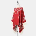 Roter Damen-Strickponcho mit grauem geometrischem Muster und weißen Fransen - Rot