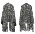 Vistas detalladas de un chal de punto con estampado de leopardo, bolsillos y flecos - Top de Leopardo / Negro